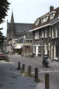 858075 Gezicht op de huizen Draaiweg 58 (rechts) -lager te Utrecht, met in het midden de ingang van de Van der ...